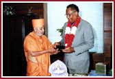 Mayor Lee P. Brown honoring Pramukh Swami Maharaj with the Key to the City of Houston   