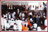 Swamishri arrives at the foundation stone laying site 