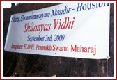  Swamishri arrives at the foundation stone laying site 