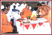 Swamishri performs the Vedic rituals on traditional foundation stones