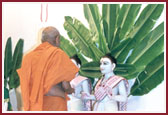 Swamishri performing idol installation of the murtis