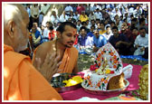 Swamishri offered the traditional rituals of puja-arti to Shri Harikrishna Maharaj and Lord Ganeshji