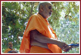 Swamishri offered the traditional rituals of puja-arti to Shri Harikrishna Maharaj and Lord Ganeshji