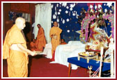 Swamishri performing birth-arti during Janmasthmi