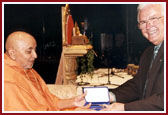 Santa Clara Councillor Pete McHugh honoring  Pramukh Swami Maharaj with the key to the County of  Santa Clara  on September 17, 2000