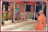Swamishri doing darshan of Shri Akshar Prushottam Maharaj, Shri Radha Krishna dev and Guruparampra