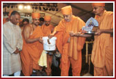 Diginitaries join Swamishri in the Foundation stone laying rituals
