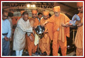 Diginitaries join Swamishri in the Foundation stone laying rituals