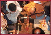 Swamishri's involved in Shilanyas Vidhi