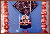 Traditional decorated pots Mahelav
