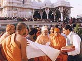 Pramukh Swami Maharaj discussing master plans for Amdavad mandir