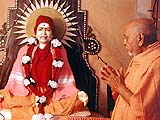 Praying to the murti at Shastriji Maharaj's birthplace