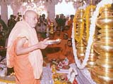 Performing arti of the Mahelav mandir kalash (spires)