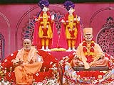 Discoursing, while the murti of Shatriji Maharaj looks on