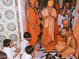 Appreciating children who were saying the cheshta (prayers) , old Mandir Dabhaan