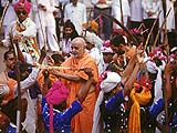 Swamishri being traditionally welcomed by the tribal devotees at the Atladra Mand