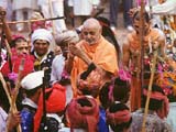 Swamishri being traditionally welcomed by the tribal devotees at the Atladra Mandi