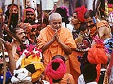 Swamishri being traditionally welcomed by the tribal devotees at the Atladra Mandir
