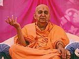 Swamishri addressing the concluding assembly at Himatnagar
