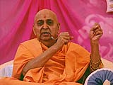 Swamishri addressing the concluding assembly at Himatnagar