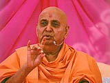 'Swamishri addressing the concluding assembly at Himatnagar