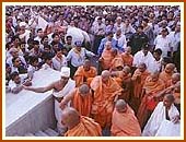 A crowd of devotees eagerly doing darshan of Swamishri