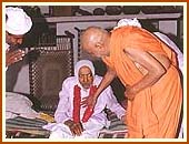 Blessing an ailing devotee, Tajpar