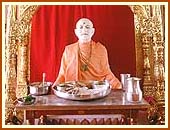 Thal to the murti of Shastriji Maharaj, Sarangpur