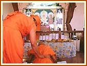 Offering prostrations, Limbdi mandir