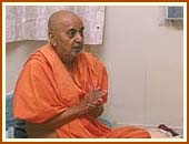 Swamishri singing the Thaal, Navsari