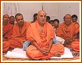 Swamishri singing the Thaal, Navsari