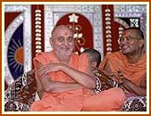 Swamishri in a lighter mood, Navsari