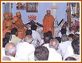 A small assembly of devotees, Sarai