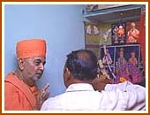 At a devotee's home, Sarai