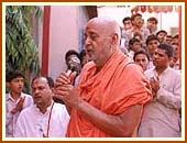 Singing the dhun, Surat Mandir