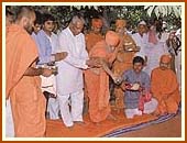 Ground-breaking ceremony of Shri Akshar Purushottam 
      Swaminarayan Mandir, Sultanabad.