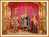 Shri Harikrishna Maharaj, clothed in sandalwood paste, Surat