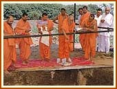 Ground-breaking ceremony for the 
      new Lodging Complex, Sankari, 23 April 1999