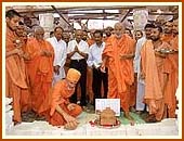 'Udumbar Pujan of the new mandir 
      under construction, Sankari, 23 April 1999