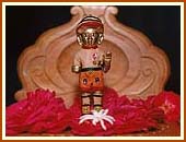 Swamishri Harikrishna Maharaj adorned in sandalwood paste