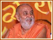 Divine moods of Swamishri during a spiritual camp 
      for volunteers(Divya Sannidhi Parva), Sankari