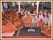 Swamishri during an assembly of Divya Sannidhi 
      Parva, Sankari