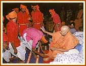 Swamishri blessing the tribals, Saputara, 1 May 1999