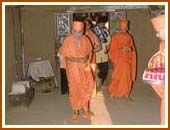 Swamishri sanctifying the hut of  a tribal, Jamlapada, 2 May 1999 