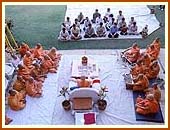 Morning puja of Swamishri, Saputara, 2 May 1999