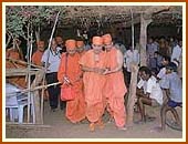 Swamishri visiting  the tribals' humble residences, Jamlapada,  2 May 1999 