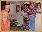 Swamishri performing arti in a devotee's house, Charanvada,  2 May 1999