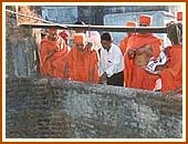 Visiting the well sanctified by Lord Swaminarayan, Dharampur, 3 May 1999