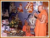 Doing darshan of Harikrishna Maharaj 
during the offering of Thal (lunch)