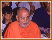 Chanting the Swaminarayan Dhun on Ekadashi,
10 June 1999